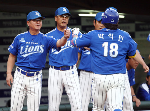 삼성 4번타자 최형우의 공백은 없었다. 삼성은 22일 열린 사직 롯데전에서 4번타자로 나선 박석민(18번)이 1회초 선제 2점홈런을 터뜨린 뒤, 덕아웃에서 류중일 감독(맨 왼쪽) 및 코칭스태프의 축하를 받고 있다. 사진제공|스포츠코리아