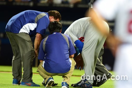 류현진이 6회 투구 도중 통증을 호소하고 있다. 사진 | 동아닷컴
