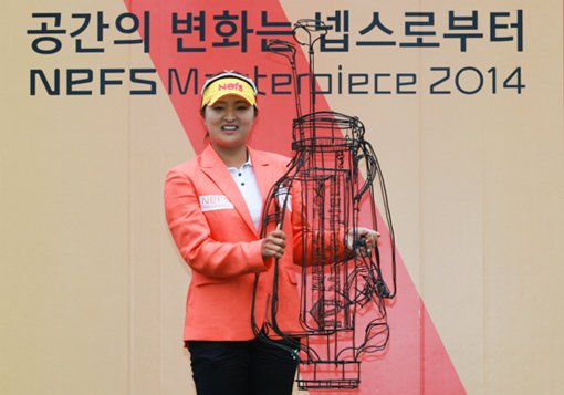 고진영이 17일 막을 내린 KLPGA투어 넵스 마스터피스에서 우승을 차지한 뒤 트로피를 들고 환하게 웃고 있다. 고진영은 데뷔 첫 승을 거뒀다. 사진제공|KLPGA