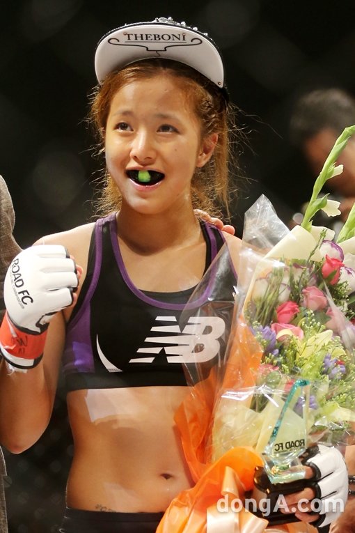 트로피 든 송가연. 도전은 계속된다