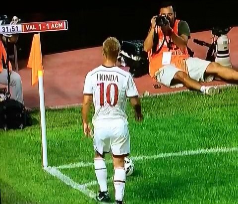 혼다 코너킥. 사진=스쿼카 풋볼 트위터 영상 캡처.