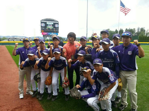 ‘코리안 특급’ 박찬호(가운데)가 18일 미국 펜실베니아 주 윌리엄스포트 발렌티어구장에서 열린 제68회 리틀리그 월드시리즈 대한민국과 푸에르토리코와의 경기에 앞서 시구자로 나선 뒤 한국 대표선수들과 기념촬영을 하고 있다. 사진제공|한국리틀야구연맹