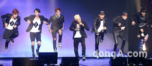 방탄소년단이 19일 오후 서울 한남동 블루스퀘어 삼성카드홀에서 열린 방탄소년단 신곡 '데인저' 쇼케이스에서 화려한 무대를 꾸미고 있다. 동아닷컴 국경원 기자 onecut@donga.com