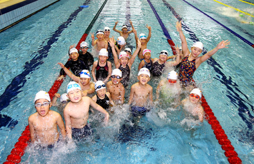 문화체육관광부와 국민생활체육회가 종합형 스포츠클럽 지원과 육성에 힘을 기울이고 있다. 국내 생활체육 보급과 활성화를 위한 거점으로 활용하기 위해 19곳의 종합형 스포츠클럽에 연간 3억원을 지원한다. 전북스포츠클럽의 어린이 수영회원들. 사진제공|국민생활체육회