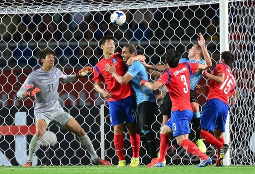 한국 축구대표팀(FIFA랭킹 57위)이 8일 경기도 고양종합운동장에서 우루과이(FIFA랭킹 6위)와 친선경기를 가졌다. 한국 이범영이 후반 우루과이 Jose Gimennez에게 선제골을 허용하고 있다. 고양 | 김종원기자 won@donga.com 트위터@beanjjun