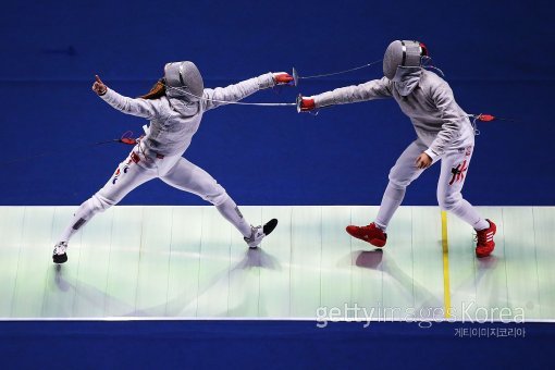 김지연(왼쪽)과 오신잉(24·홍콩)의 펜싱 여자 사브르 8강전 모습. 사진= ⓒGettyimages멀티비츠