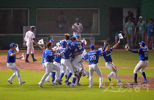 ‘우리가 챔피언!’ 한국 야구대표팀이 28일 문학구장에서 열린 결승전에서 대만을 꺾고 아시안게임 사상 4번째 금메달을 차지했다. 9회말 경기가 종료되고 최종 승리가 확정되자 대표팀 선수들이 일제히 태극기를 손에 들고 그라운드로 뛰어나가 승리의 기쁨을 만끽하고 있다. 문학｜임민환 기자 minani84@donga.com 트위터 @minani84