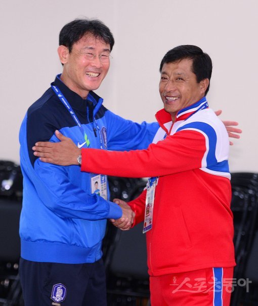 윤덕여(왼쪽) 한국 여자 축구 대표팀 감독과 김광민 북한 여자 축구 대표팀 감독. 인천=김종원 스포츠동아 기자 won@donga.com