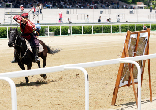 9∼12일 열리는 말산업박람회에는 다양한 볼거리가 준비돼 있다. 17개국이 참가해 말을 타고 달리며 활로 과녁을 맞히는 기량을 겨루는 세계기사(騎射)선수권대회도 그 중 하나다. 사진제공｜한국마사회