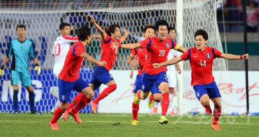 2014 인천아시안게임 남자축구 결승 한국 대 북한 경기가 2일 인천 문학경기장에서 열렸다. 연장 종료 직전 한국 임창우가 골을 성공시키자 한국 선수들이 환호하고 있다. 인천 | 김종원기자 won@donga.com 트위터@beanjjun