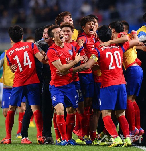 남자축구대표팀 선수들이 2일 북한과의 2014인천아시안게임 결승에서 결승골이 터지자 한데 모여 환호하고 있다. 스포츠동아DB