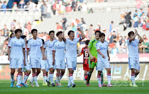 5일 오후 서울 상암월드컵경기장에서 열린 ‘2014 현대오일뱅크 K리그 클래식’ FC서울과 수원삼성의 경기가 열렸다. 수원이 서울을 1-0으로 꺾은 후 선수들이 관중들을 보며 기뻐하고 있다. 인천｜임민환 기자 minani84@donga.com 트위터 @minani84