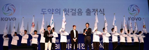 한국배구연맹(KOVO)이 출범 10주년을 맞아 CI&BI를 새롭게 정하고 미래를 위한 새 출발을 다짐했다. 2013∼2014 V리그 신인왕 출신 고예림(도로공사·정중앙 왼쪽)과 전광인(한국전력·정중앙 오른쪽)이 13일 서울 홍은동 그랜드힐튼호텔에서 열린 한국배구연맹 10주년 CI&BI 미래비전 선포식에서 홍보 영상물을 소개하고 있다. 김종원 기자 won@donga.com 트위터 @beanjjun