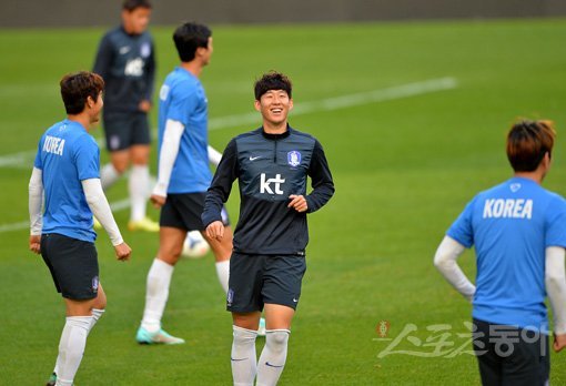 손흥민(가운데)이 13일 서울월드컵경기장에서 진행된 축구대표팀 훈련 도중 환한 표정으로 몸을 풀고 있다. 상암｜임민환 기자 minani84@donga.com 트위터 @minani84