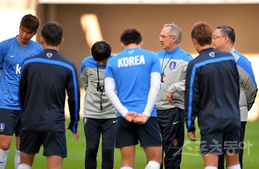 13일 오후 서울 상암동 서울월드컵경기장에서 열린 국가대표팀의 훈련에 참석한 슈틸리케 감독이 훈련을 지도하고 있다. 상암｜임민환 기자 minani84@donga.com 트위터 @minani84