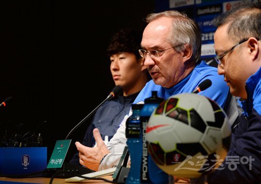 축구국가대표팀 울리 슈틸리케 감독이 코스타리카전을 하루 앞둔 13일 서울월드컵경기장에서 열린 공식 기자회견에서 승리에 대한 강력한 의지를 드러냈다. 코스타리카(15위)는 한국(63위)보다 국제축구연맹(FIFA) 랭킹에서 크게 앞선다. 상암｜임민환 기자 minani84@donga.com 트위터 @minani84