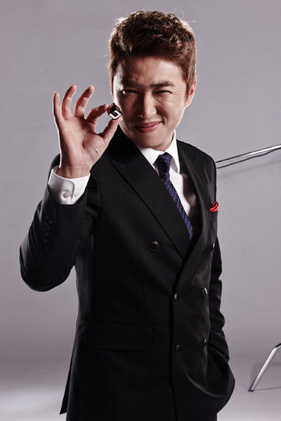 아슬아슬한 묘미가 있다. ‘막말의 아이콘’인 장동민은 ‘착한 말’을 내뱉다가도 갑자기 거친 말을 쏟아내지만 “상대방의 기분에 따라 조절하고, 지켜야 할 선은 확실히 지킨다”는 나름의 철학도 있다. 사진제공｜코엔스타즈