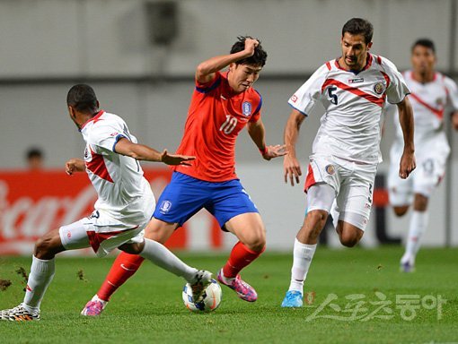 한국 손흥민(가운데)이 14일 서울월드컵경기장에서 펼쳐진 북중미 강호 코스타리카와의 평가전에서 상대 선수 2명 사이를 뚫고 돌파를 시도하고 있다. 상암｜임민환 기자 minani84@donga.com 트위터 @minana84