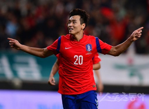 ‘맏형님’이 결국 해냈다. 축구국가대표팀 이동국(왼쪽 3번째)이 14일 서울월드컵경기장에서 벌어진 코스타리카와의 평가전에서 전반 45분 1-1 동점골을 터트린 뒤 후배들의 축하를 받고 있다. 대표팀은 선전했지만 후반 연속골을 내주고 1-3으로 패했다. 상암｜임민환 기자 minani84@donga.com 트위터 @minana84