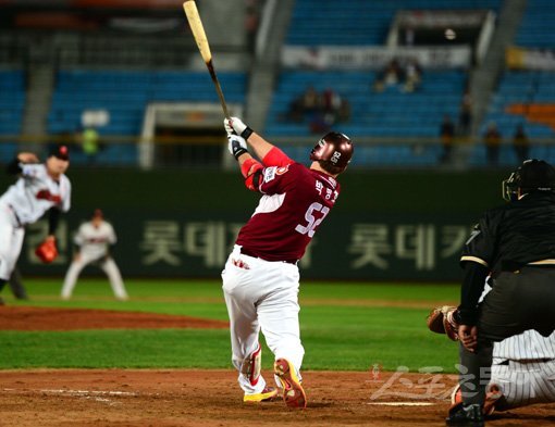 ‘그가 치면 역사가 된다!’ 넥센 박병호가 14일 사직 롯데전 8회초에 시즌 51호 홈런을 터트리고 있다. 그는 전 타석이었던 5회초에도 50홈런을 치며 한국프로야구 역대 세 번째 50홈런 타자가 됐다. 사직｜김민성 기자 marineboy@donga.com 트위터 @bluemarine007