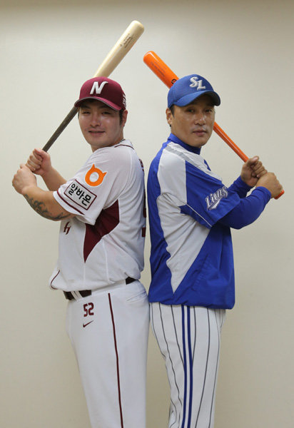 2014년의 넥센 박병호(왼쪽)와 2003년의 삼성 이승엽. 11년 간격으로 50홈런 고지를 밟은 대한민국 대표 홈런왕들이다. 닮은 듯 다르고 다른 듯 닮은 이들의 분명한 공통점은 당대가 원하고 기다렸던, 최고의 홈런타자라는 점이다. 스포츠동아DB