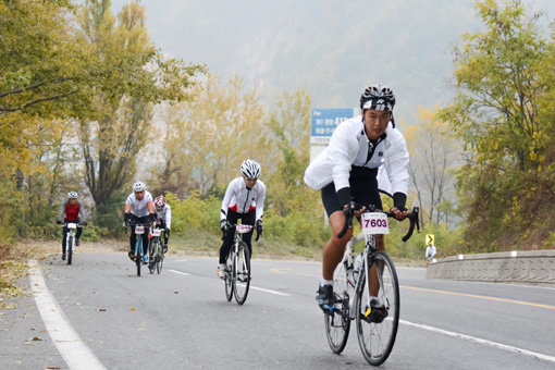 산악구간 위주의 100∼200km의 거리를 정해진 시간 안에 완주하는 동호인 자전거 대회인 ‘그란폰도’가 19일 경북 영주에서 막을 올린다. 지난해 대회 모습. 사진제공｜국민체육진흥공단