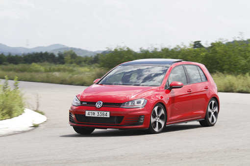 직렬 4기통 가솔린 직분사 터보차저 엔진과 6단 DSG 듀얼 클러치 변속기가 조합된 골프 GTI는 제로백 6.8초의 고성능을 자랑한다. 해치백의 활용성과 스포츠카 수준의 펀드라이빙을 동시에 누릴 수 있다. 사진제공|지피코리아