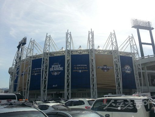 포스트시즌 맞아 새단장한 NC 마산구장. 마산｜김영준 기자 gatzby@donga.com