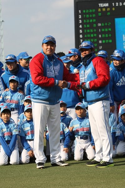 국민 스포츠스타 한기범과 양준혁이 유소년, 소외계층을 위한 희망의 나눔행사를 개최한다. 농구스타 한기범은 11월 2일 농구자선경기를, 양준혁은 12월 7일 자선야구대회를 연다. 2013년 ‘희망더하기 야구대회’에 참석한 양준혁(왼쪽). 사진제공｜국민생활체육회