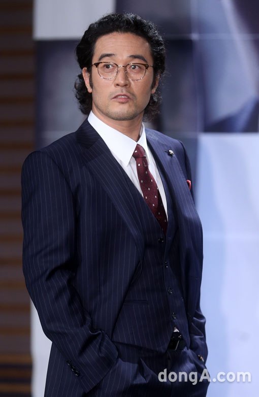 배우 최민수가 23일 오후 서울 마포구 MBC 사옥에서 열린 월화미니시리즈 '오만과 편견' 제작발표회에서 포토타임을 하고 있다. 국경원 기자 oncut@donga.com