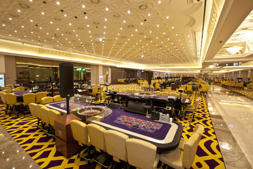 내국인 출입이 허용되는 국내 유일의 ‘오픈 카지노’인 강원랜드 카지노 내부. 해외 복합리조트의 국내 진출, 일본·대만의 카지노 허용 움직임 등 안팎의 급격한 변화에 직면한 강원랜드는 요즘 8개월여의 ‘경영공백’을 끝낼 새 사장 선임을 앞두고 진통을 겪고 있다. 사진제공|스포츠동아DB