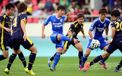 울산 이호(왼쪽 3번째)가 26일 탄천종합운동장에서 열린 성남과의 원정경기에서 1-3으로 뒤진 후반 28분 만회골을 터뜨리고 있다. 울산은 이후 양동현과 박동혁의 릴레이골로 4-3의 짜릿한 역전승을 거두고 상위 스플릿 진출에 성공했다. 성남|김민성 기자 marineboy@donga.com 트위터 @bluemarine007