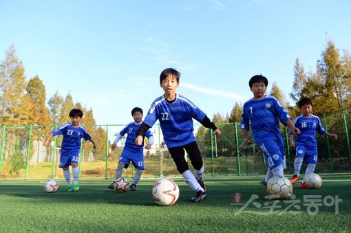 풋살경기장에서 드리블 연습을 하고 있는 보람FC 어린이 선수들. 2013년 1대 종합형스포츠클럽으로 출범한 대전대덕스포츠클럽은 시설과 회원확보로 인한 초반의 어려움을 딛고 700여 명의 회원을 둔 우량 스포츠클럽으로 급성장하고 있다. 특히 ‘찾아가는 서비스’로 지역주민의 체육활동 활성화와 건강증진에 크게 기여하고 있다. 대전｜임민환 기자 minani84@donga.com 트위터 @minani84