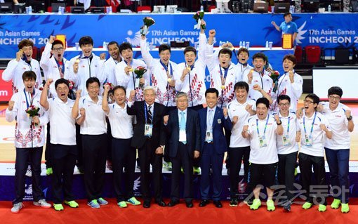 이달 3일 벌어진 2014인천아시안게임 결승 이란전에서 승리한 직후 환호하고 있는 남자농구대표팀과 관계자들. 12년 만의 아시안게임 금메달로 농구인기 부활의 전기를 맞았지만, KBL은 포상금과 기념 반지 제작에서 지원스태프를 제외해 아쉬움을 사고 있다. 스포츠동아DB