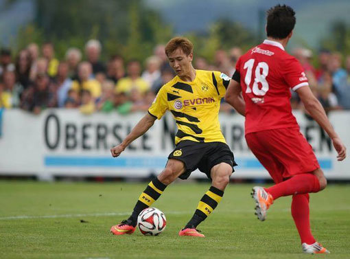 도르트문트 지동원(왼쪽)은 25일(한국시간) 하노버와의 독일 분데스리가 9라운드 경기에 결장했다. 최근에는 도르트문트II(23세 이하팀)에서만 5경기 연속 출전을 기록 중이지만, 독일 현지에선 조만간 도르트문트 1군 데뷔전이 이뤄질 것으로 전망하고 있다. 사진|도르트문트 공식 페이스북 캡쳐
