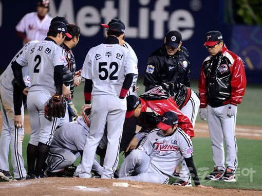 27일 서울 목동야구장에서 ‘2014 한국야쿠르트 세븐 프로야구’ 넥센 히어로즈와 LG 트윈스의 플레이오프 1차전 경기가 열렸다. 6회말 무사에서 넥센 강정호의 타구를 맞은 LG 선발 우규민이 그라운드에 쓰러져 고통을 호소하자 동료 및 양상문 감독이 걱정스럽게 바라보고 있다. 목동｜김민성 기자 marineboy@donga.com 트위터 @bluemarine007