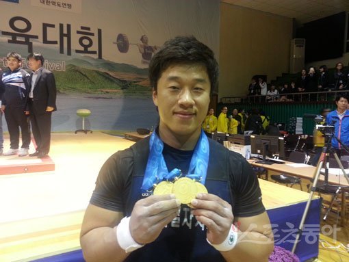 사재혁(제주도청)이 28일 제주 신성여중 체육관에서 열린 제95회 전국체전 역도 남자 일반부 85kg급 경기에서 3관왕을 차지했다. 제주|전영희 기자 setupman@donga.com 트위터@setupman11