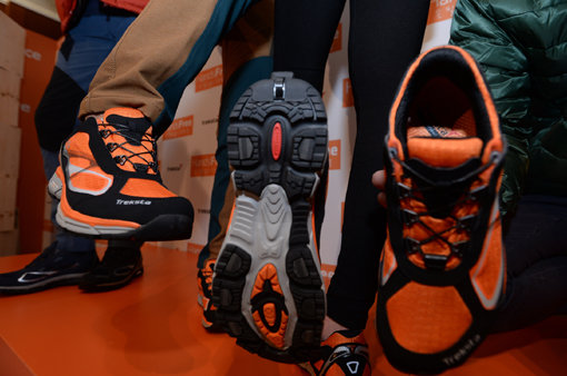 28일 서울 소공동 롯데호텔에서 열린 기자간담회에서 모델들이 트렉스타의 핸즈프리 신발제품을 선보이고 있다. 핸즈프리 시스템은 손을 대지 않고도 신발 끈을 묶고 풀 수 있는 신기술이다.