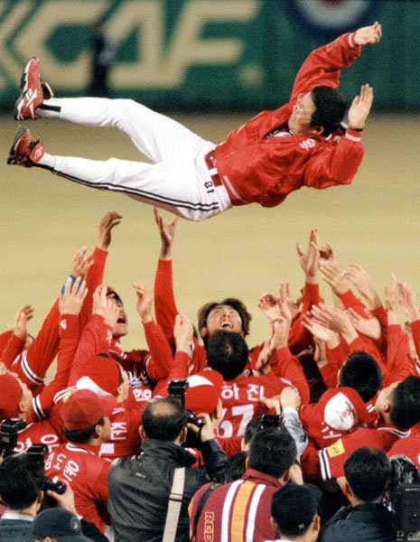 한화의 유일한 한국시리즈 우승은 1999년 이뤄졌다. 롯데를 꺾고 우승을 확정한 직후 한화선수들이 이희수 감독을 헹가래쳐주고 있다. 스포츠동아DB
