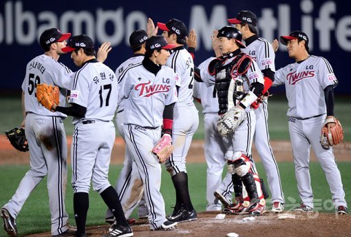 LG가 플레이오프의 최대 고비로 여겨졌던 목동 원정 2연전에서 1승1패의 성과를 달성했다. LG 선수들이 28일 넥센과의 플레이오프 2차전에서 9-2로 승리한 직후 기쁨을 나누고 있다. 목동｜김민성 기자 marineboy@donga.com 트위터 @bluemarine007