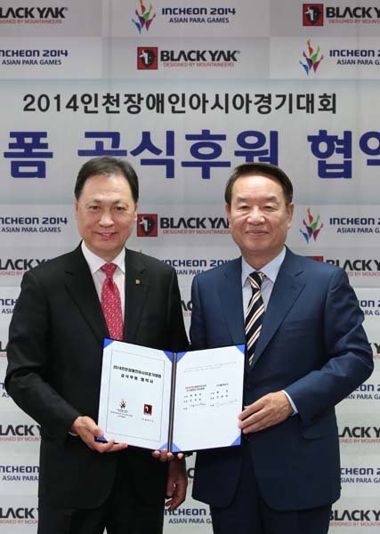 5월2일 블랙야크 강태선 회장(왼쪽)과 인천장애인아시안게임 김성일 조직위원장이 후원협약을 맺은 후 악수하고 있다. 강 회장은 블랙야크의 후원이 “정상의 아웃도어 브랜드로서 또 하나의 새로운 도전”이라고 밝혔다. 블랙야크는 대회 참가자 6000여명을 위해 30억원 상당의 의류를 지원했다. 사진제공｜블랙야크