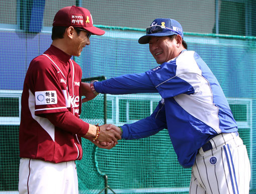 삼성 류중일 감독(오른쪽)과 넥센 염경엽 감독이 시즌 도중 만나 반갑게 인사를 하고 있다. 사진제공｜스포츠코리아