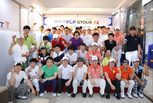 2012년 출범한 GTOUR는 남녀 18개 대회를 개최하며 새로운 프로골프대회로 자리 잡아가고 있다. 2014∼2015 서머시즌에는 남녀 각 4개씩 8개 대회가 열렸고, 총상금 4억4000만원을 놓고 500여명의 선수가 열띤 경합을 펼쳤다. 서머시즌에 출전한 선수들이 4차전을 마친 뒤 파이팅을 외치고 있다. 사진제공|골프존