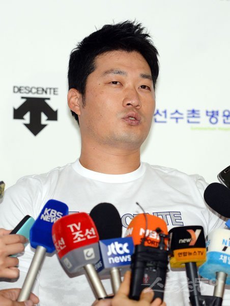 한신 오승환이 3일 김포국제공항을 통해 금의환향한 뒤 취재진과 인터뷰를 하고 있다. 오승환은 내년 시즌 “떨어지는 변화구를 연마해 블론세이브 제로에 도전한다”는 포부를 밝혔다. 김포국제공항｜임민환 기자 minani84@donga.com 트위터 @minani84