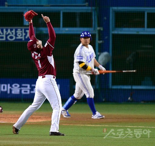 넥센 손승락이 4일 대구구장에서 열린 삼성과의 한국시리즈 1차전 4-2로 앞선 9회 2사 1루서 박석민을 범타로 잡아낸 뒤 두 손을 번쩍 들며 기뻐하고 있다. 대구｜김민성 기자 marineboy@donga.com 트위터 @bluemarine007