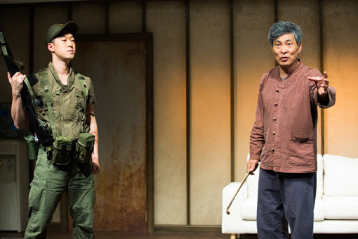 코믹한 이야기로 실컷 웃다가도 어느 순간 뭉클한 감동을 안겨 눈가를 촉촉하게 적시는 연극 월남스키부대. 사진제공｜쇼앤뉴