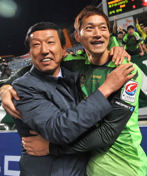 2009년과 2011년에 이어 3번째 별을 땄다. 전북 최강희 감독(왼쪽)이 8일 서귀포 제주월드컵경기장에서 벌어진 제주전 3-0 승리로 ‘현대오일뱅크 K리그 클래식 2014’ 우승을 확정한 뒤 베테랑 김남일과 포옹하며 기쁨을 나누고 있다. 전북은 베테랑 김남일-이동국 듀오와 내년에도 함께할 계획이다. 사진제공|전북현대