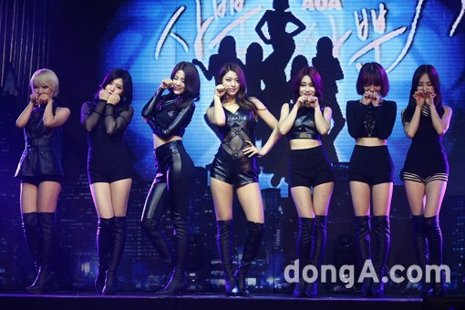 걸그룹 AOA가 10일 오후 서울시 마포구 예스24 무브홀에서 열린 두번째 미니앨범 ‘사뿐사뿐’ 쇼케이스에서 포토타임을 하고 있다. 동아닷컴 방지영 기자 doruro@donga.com