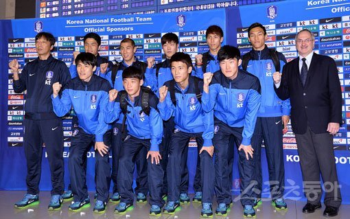 울리 슈틸리케 감독(오른쪽 끝)을 비롯한 축구대표팀이 중동 원정 A매치 2연전(14일 요르단·18일 이란)을 위해 10일 요르단 암만으로 출국했다. 슈틸리케 감독은 출국에 앞서 “원정이지만 홈이라고 생각하고 경기하겠다”며 선전을 다짐한 뒤 이란에 대해선 “한국이 이란 원정에서 어떤 성적을 냈는지 잘 알고 있다. 이번이 지금까지의 패배를 설욕할 좋은 기회”라며 필승의지를 드러냈다. 인천국제공항｜임민환 기자 minani84@donga.com 트위터 @minani84