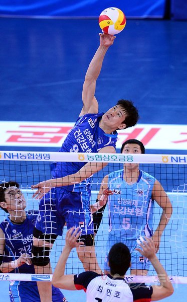 삼성화재 센터 이선규(9번)는 시즌 초반 팀의 제1 센터 자리를 지태환에게 넘겨주며 부진했지만 코트에서 마음을 다잡으며 새롭게 부활하고 있다. 이선규가 16일 천안 유관순체육관에서 열린 현대캐피탈전에서 상대 블로킹을 피해 팁공격을 하고 있다. 천안｜김종원 기자 won@donga.com 트위터 @beanjjun